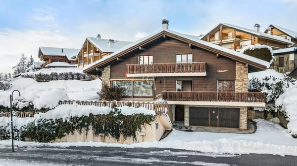 Chalet with Alpine views and exceptional potential 1