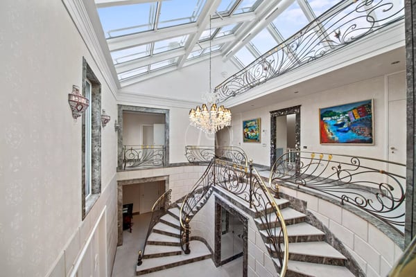 Exceptional property with a very large plot in Epalinges 12