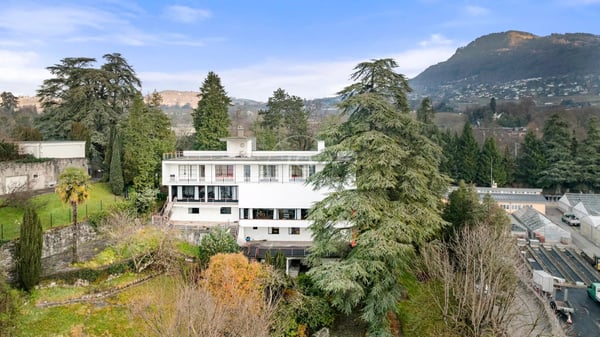 Superb architect-designed property with lake view in the Tour de Peilz 11