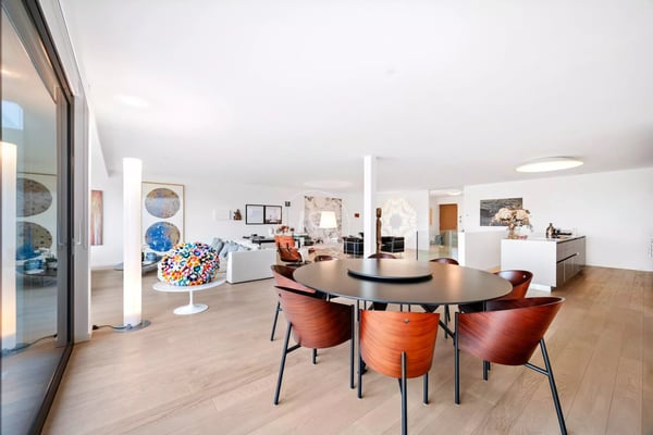 Superb 328 m2 duplex with gardens and lake view in the heart of Corsie 5