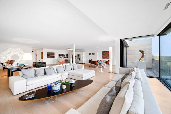 Superb 328 m2 duplex with gardens and lake view in the heart of Corsie 2