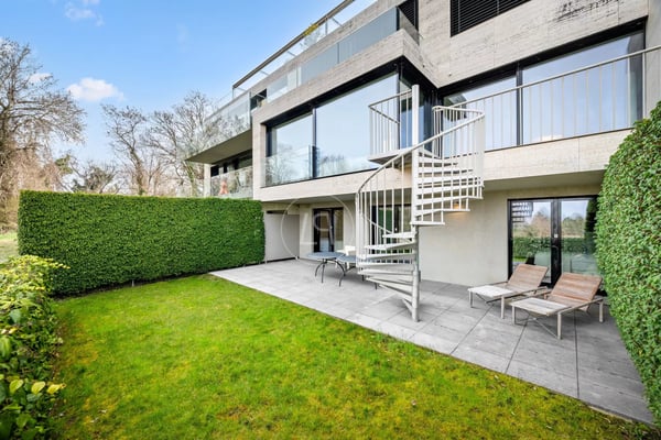 Superb 328 m2 duplex with gardens and lake view in the heart of Corsie 1