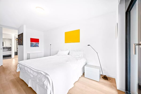 Superb 328 m2 duplex with gardens and lake view in the heart of Corsie 12