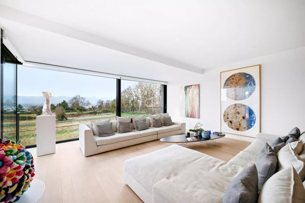 Superb 328 m2 duplex with gardens and lake view in the heart of Corsie 7