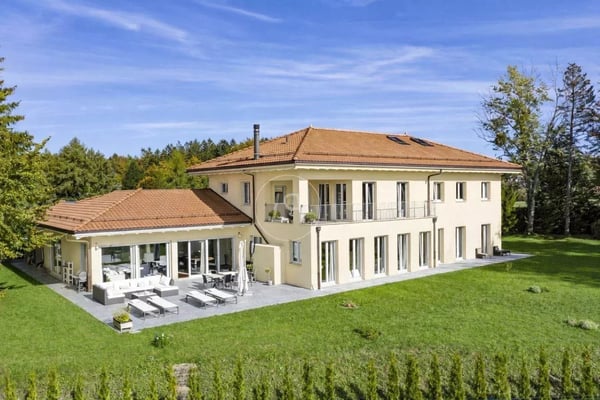Elegant family property, quiet and with lake views in Epalinges 1