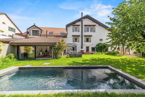 Beautiful renovated farmhouse with swimming pool in Genolier 1
