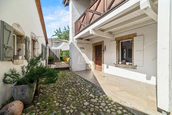 Beautiful renovated farmhouse with swimming pool in Genolier 3