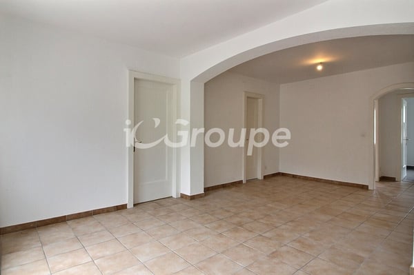 Magnifique appartement standard en bon état à louer au centre-ville de 7