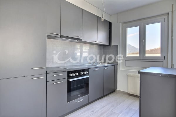 Bel appartement de 1.5 pièces rénové en location à Sion 1