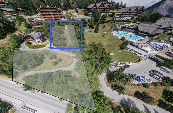 Terrain constructible ? mitoyen aux Bains 2