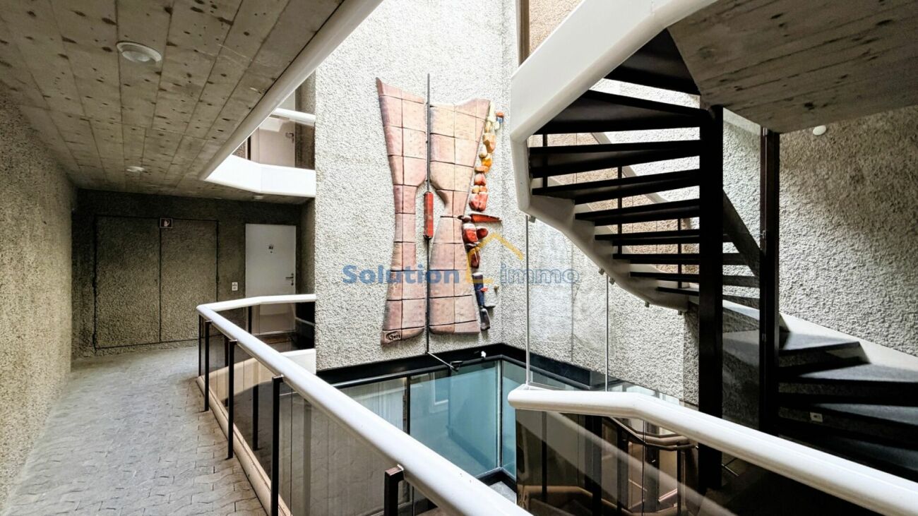 Pour investisseur : deux appartements et un bureau, bénéficiant d'un emplacement central