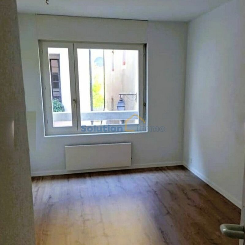 Pour investisseur : deux appartements et un bureau, bénéficiant d'un emplacement central