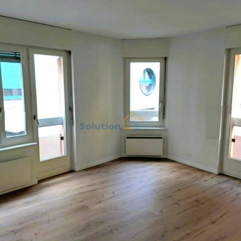 Pour investisseur : deux appartements et un bureau, bénéficiant d'un emplacement central