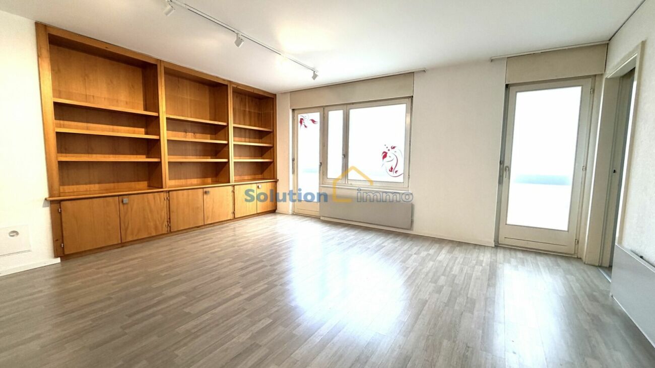 Pour investisseur : deux appartements et un bureau, bénéficiant d'un emplacement central
