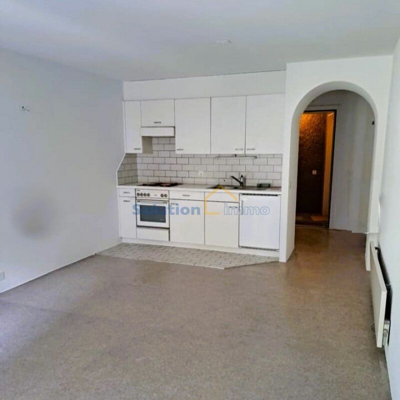 Pour investisseur : deux appartements et un bureau, bénéficiant d'un emplacement central