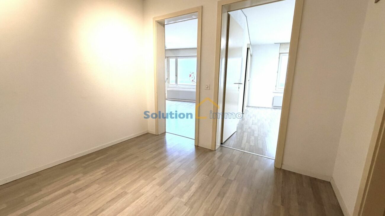 Pour investisseur : deux appartements et un bureau, bénéficiant d'un emplacement central