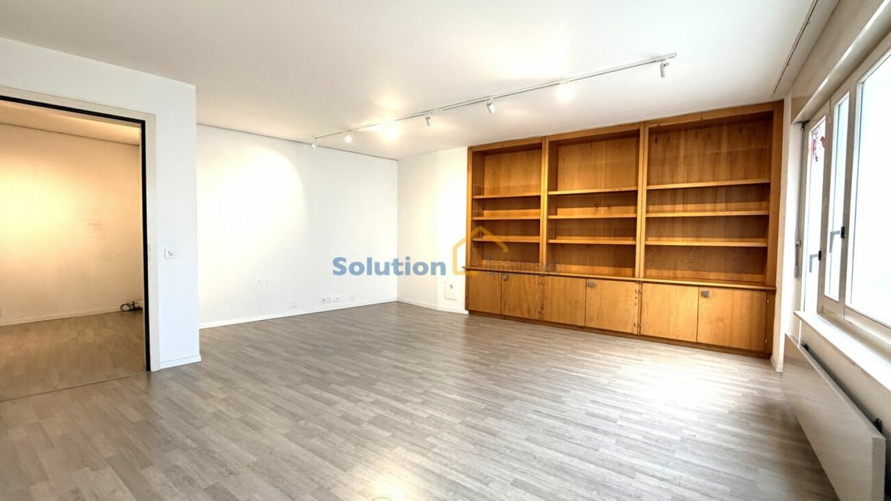 Pour investisseur : deux appartements et un bureau, bénéficiant d'un emplacement central