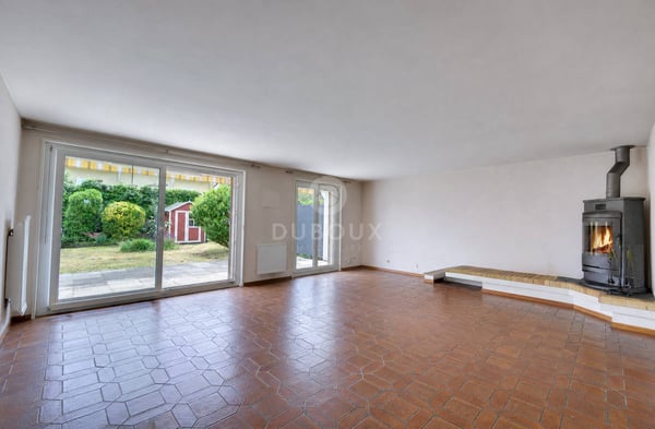 CHARMANTE VILLA FAMILIALE AVEC JARDIN DANS UN QUARTIER RÉSIDENTIEL 3