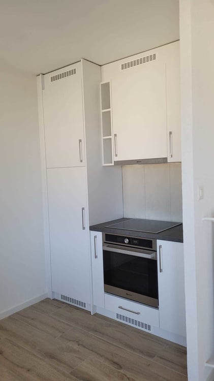 Spacieux studio entièrement rénové avec grand balcon 4