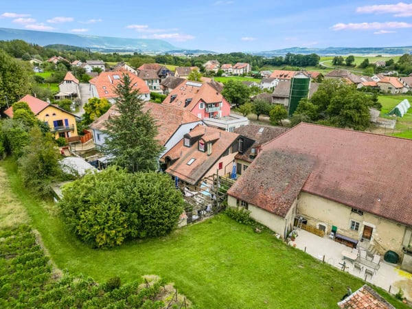 Immeuble mixte à Agiez 1