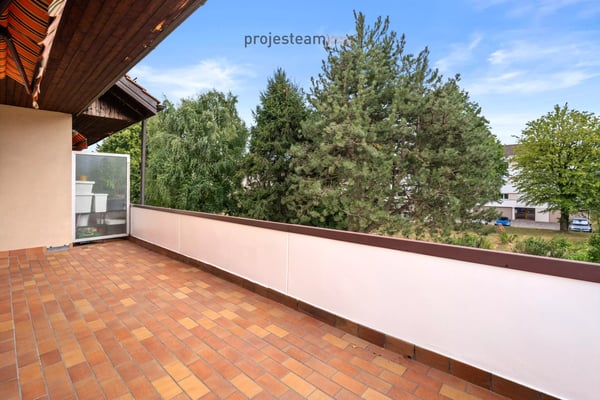 Appartement avec cheminée, rénové avec soin, grand balcon plein sud, dans un cadre verdoyant et familial 13