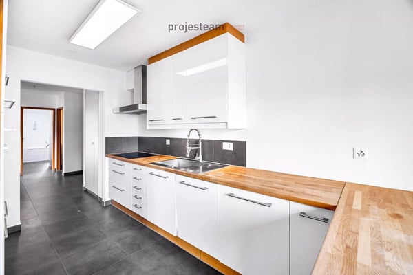 Appartement avec cheminée, rénové avec soin, grand balcon plein sud, dans un cadre verdoyant et familial 5