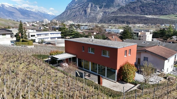 MAGNIFIQUE VILLA CONTEMPORAINE 2 PCES ½ DE 250 M2 AU COEUR DES VIGNES À NOËS (SIERRE) 1