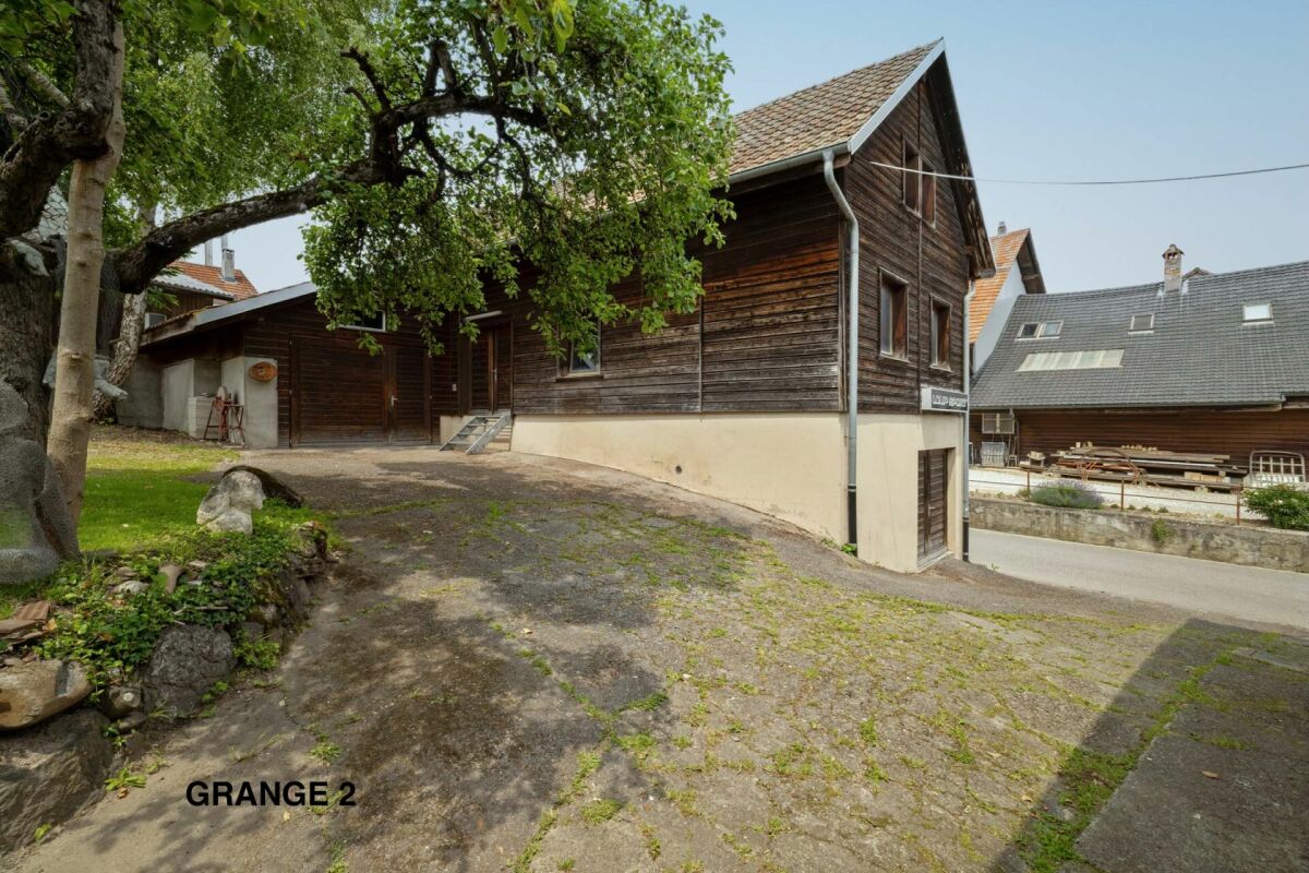 Corps de ferme de 820 m² comprenant 3 appartements et 2 granges partiellement rénovées, à 8 km d'Avenches et à 25 km de Neuchâtel et Fribourg.