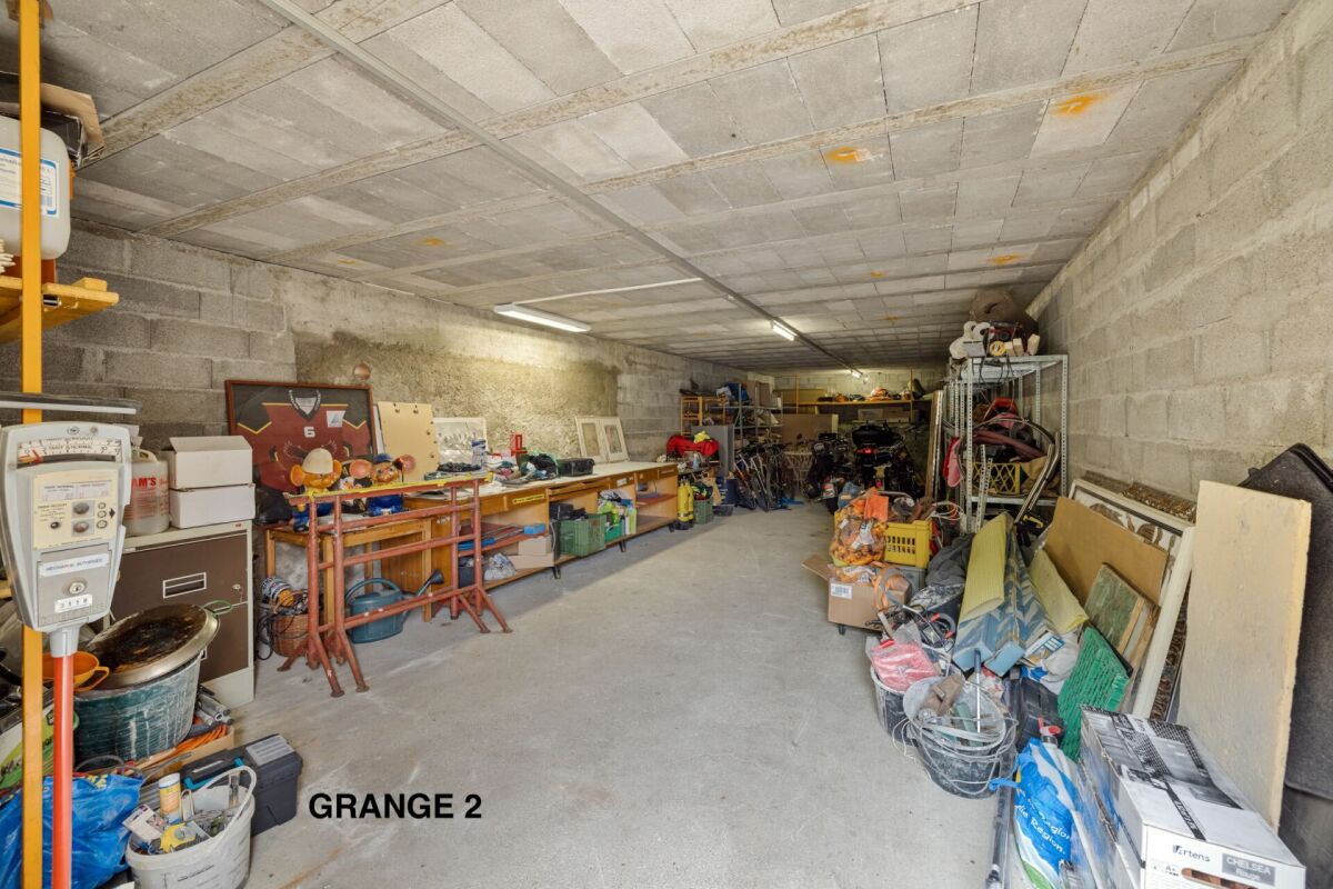 Corps de ferme de 820 m² comprenant 3 appartements et 2 granges partiellement rénovées, à 8 km d'Avenches et à 25 km de Neuchâtel et Fribourg.