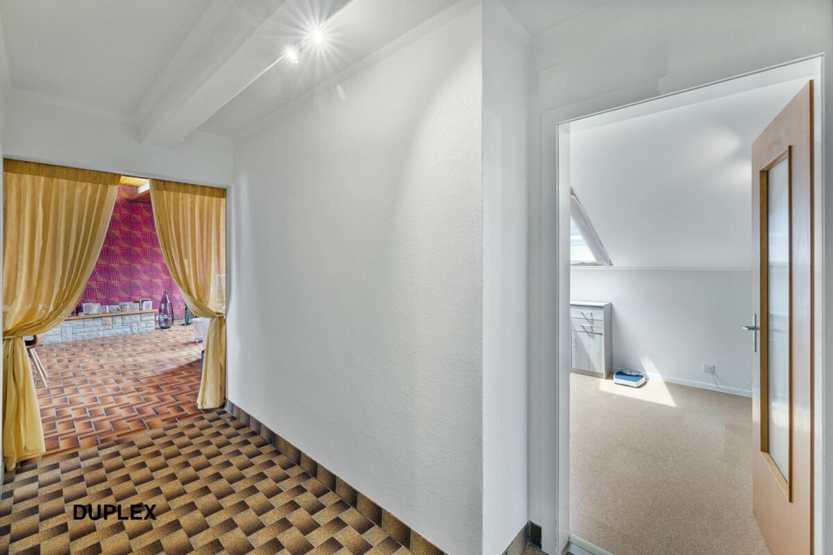 Corps de ferme de 820 m² comprenant 3 appartements et 2 granges partiellement rénovées, à 8 km d'Avenches et à 25 km de Neuchâtel et Fribourg.