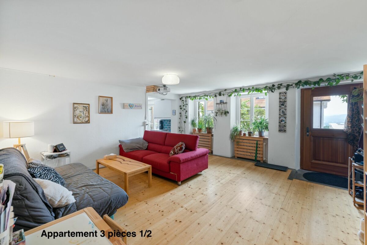 Corps de ferme de 820 m² comprenant 3 appartements et 2 granges partiellement rénovées, à 8 km d'Avenches et à 25 km de Neuchâtel et Fribourg.