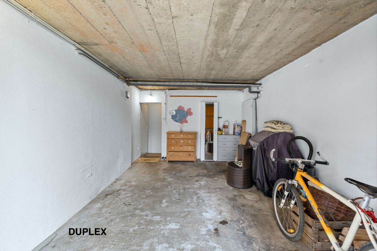 Corps de ferme de 820 m² comprenant 3 appartements et 2 granges partiellement rénovées, à 8 km d'Avenches et à 25 km de Neuchâtel et Fribourg.