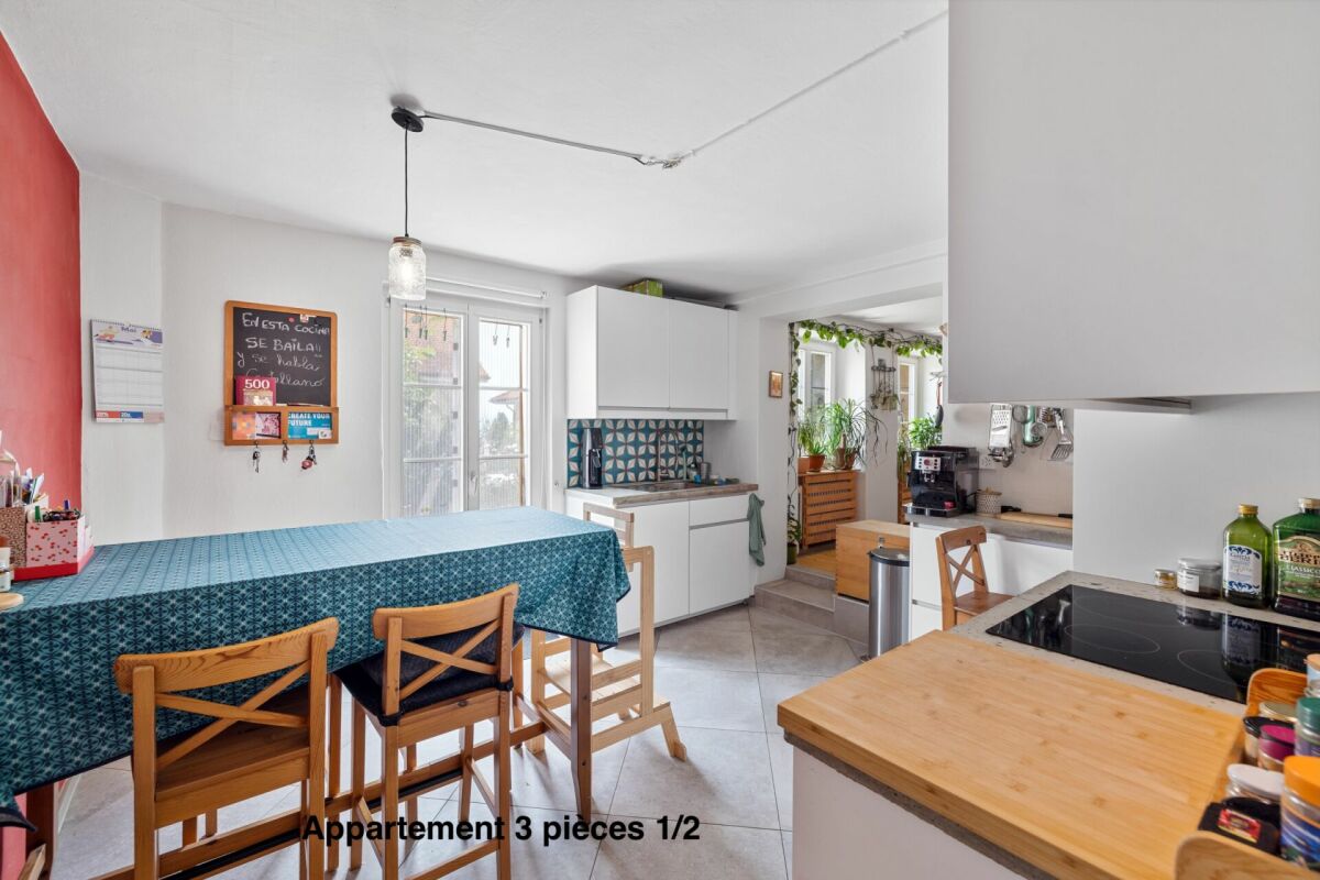 Corps de ferme de 820 m² comprenant 3 appartements et 2 granges partiellement rénovées, à 8 km d'Avenches et à 25 km de Neuchâtel et Fribourg.