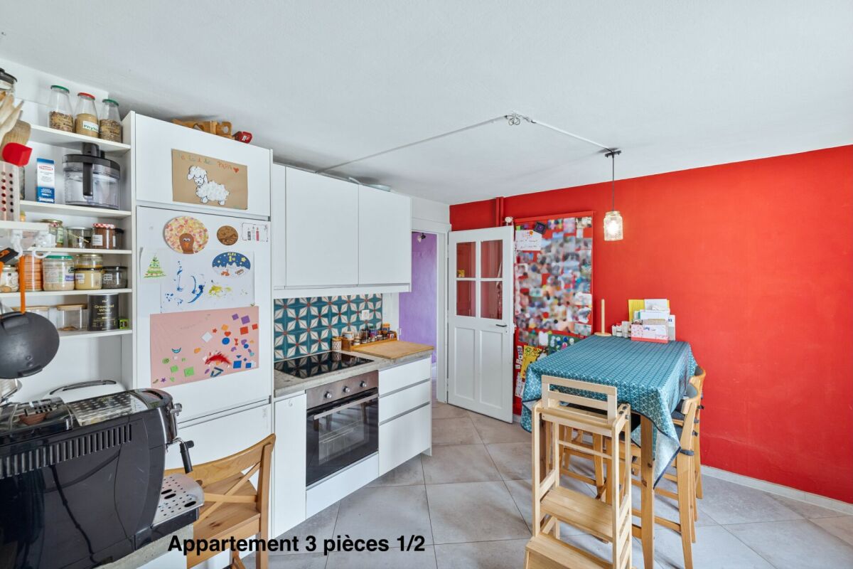 Corps de ferme de 820 m² comprenant 3 appartements et 2 granges partiellement rénovées, à 8 km d'Avenches et à 25 km de Neuchâtel et Fribourg.