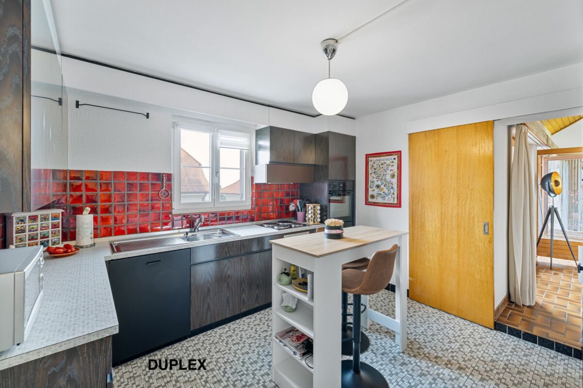 Corps de ferme de 820 m² comprenant 3 appartements et 2 granges partiellement rénovées, à 8 km d'Avenches et à 25 km de Neuchâtel et Fribourg.