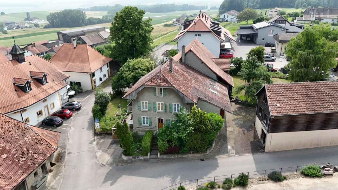 Corps de ferme de 820 m² comprenant 3 appartements et 2 granges partiellement rénovées, à 8 km d'Avenches et à 25 km de Neuchâtel et Fribourg.
