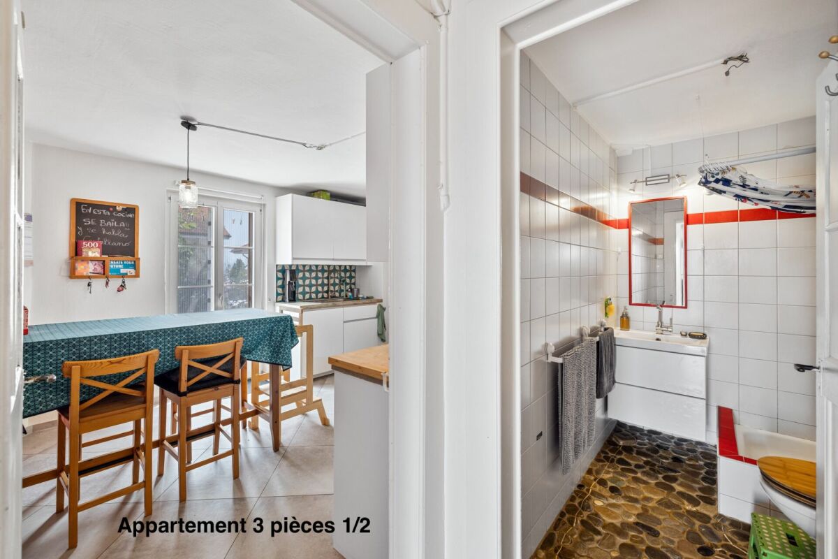 Corps de ferme de 820 m² comprenant 3 appartements et 2 granges partiellement rénovées, à 8 km d'Avenches et à 25 km de Neuchâtel et Fribourg. copie