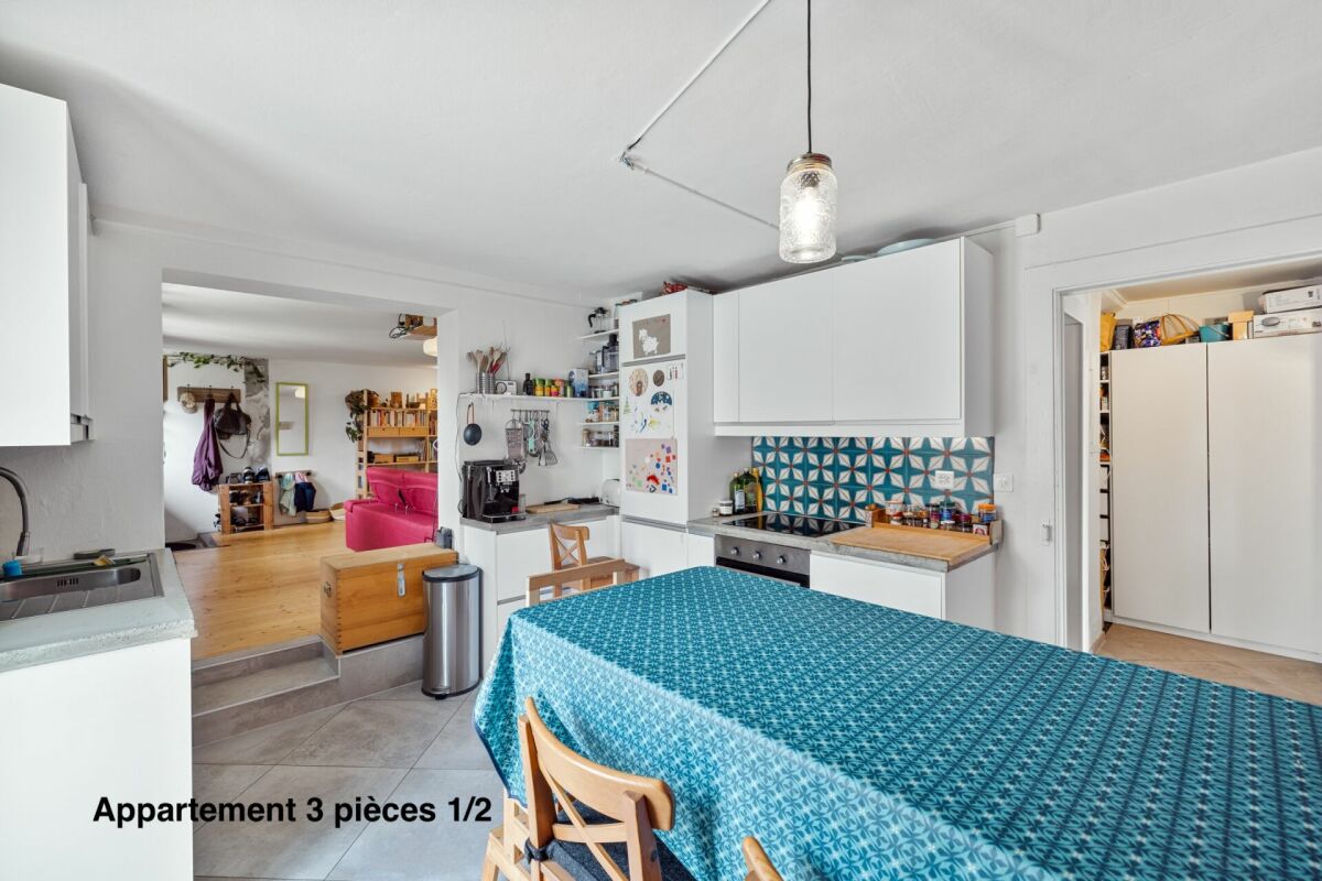 Corps de ferme de 820 m² comprenant 3 appartements et 2 granges partiellement rénovées, à 8 km d'Avenches et à 25 km de Neuchâtel et Fribourg. copie