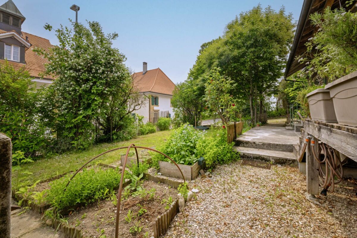 Corps de ferme de 820 m² comprenant 3 appartements et 2 granges partiellement rénovées, à 8 km d'Avenches et à 25 km de Neuchâtel et Fribourg. copie