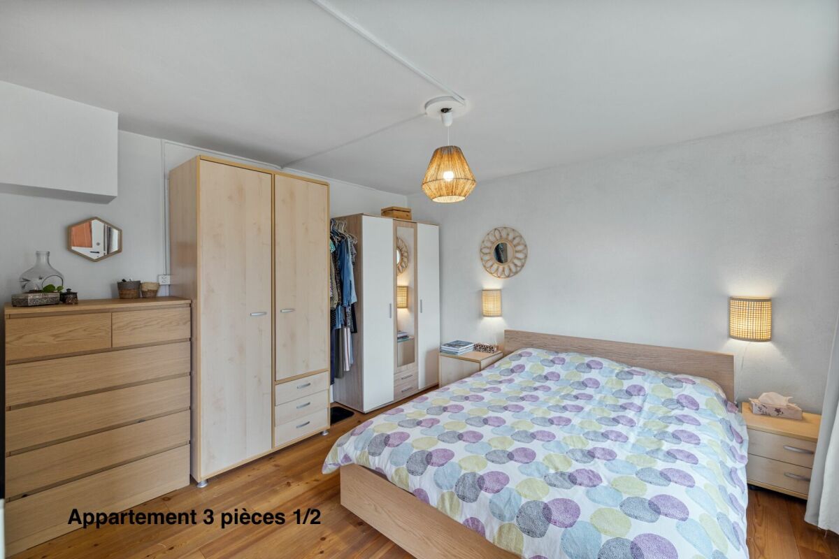 Corps de ferme de 820 m² comprenant 3 appartements et 2 granges partiellement rénovées, à 8 km d'Avenches et à 25 km de Neuchâtel et Fribourg. copie