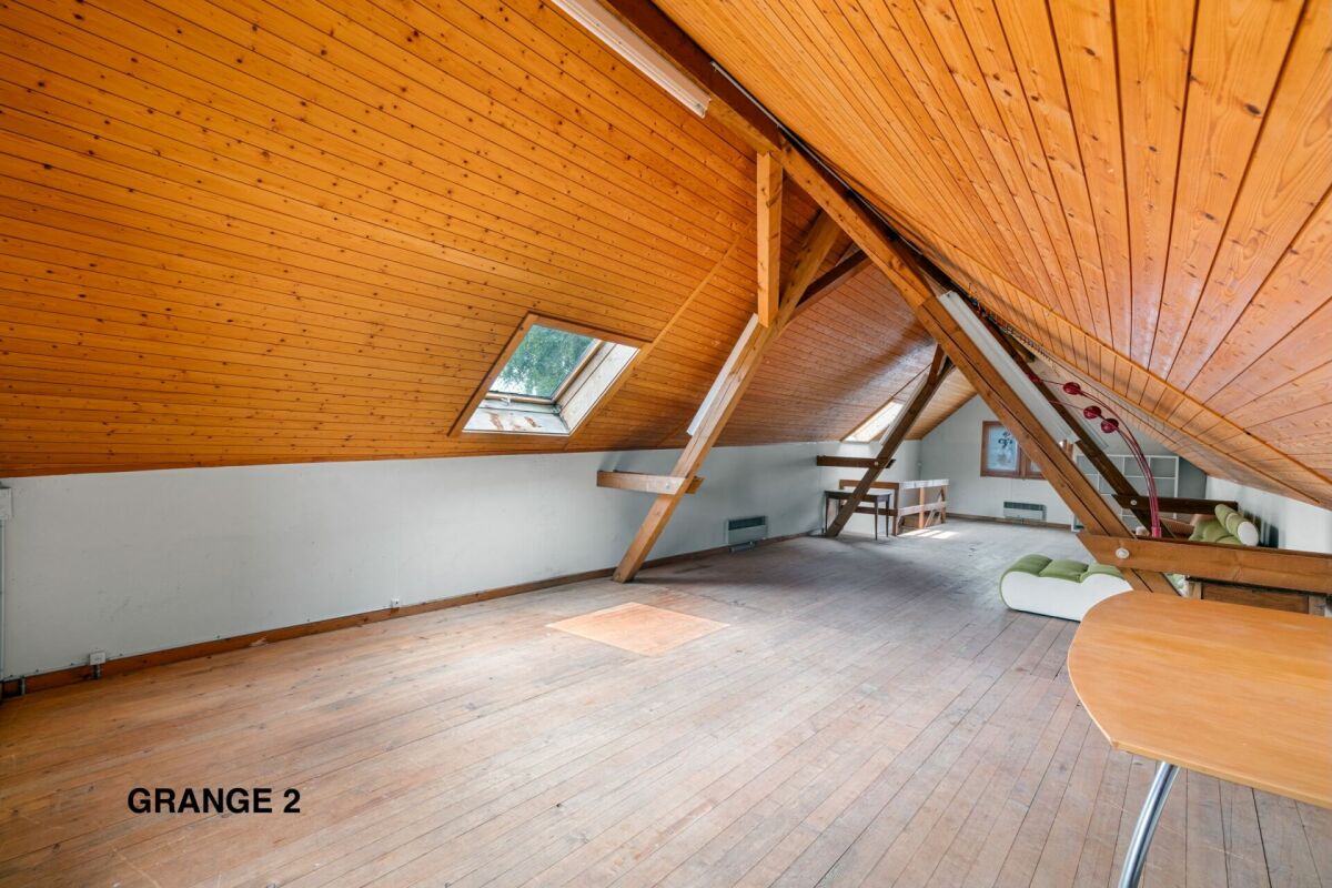 Corps de ferme de 820 m² comprenant 3 appartements et 2 granges partiellement rénovées, à 8 km d'Avenches et à 25 km de Neuchâtel et Fribourg. copie