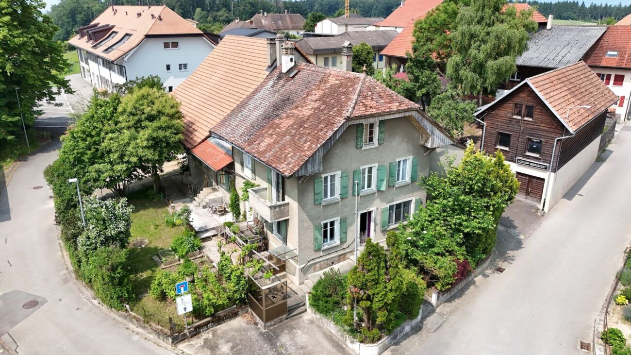 Corps de ferme de 820 m² comprenant 3 appartements et 2 granges partiellement rénovées, à 8 km d'Avenches et à 25 km de Neuchâtel et Fribourg. copie