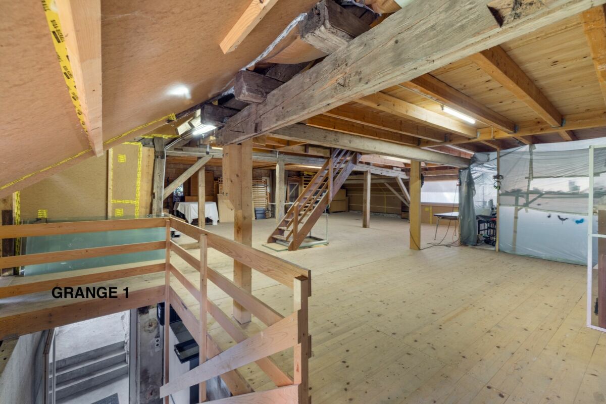 Corps de ferme de 820 m² comprenant 3 appartements et 2 granges partiellement rénovées, à 8 km d'Avenches et à 25 km de Neuchâtel et Fribourg. copie