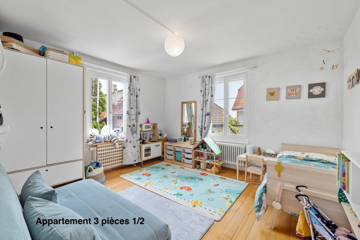 Corps de ferme de 820 m² comprenant 3 appartements et 2 granges partiellement rénovées, à 8 km d'Avenches et à 25 km de Neuchâtel et Fribourg. copie