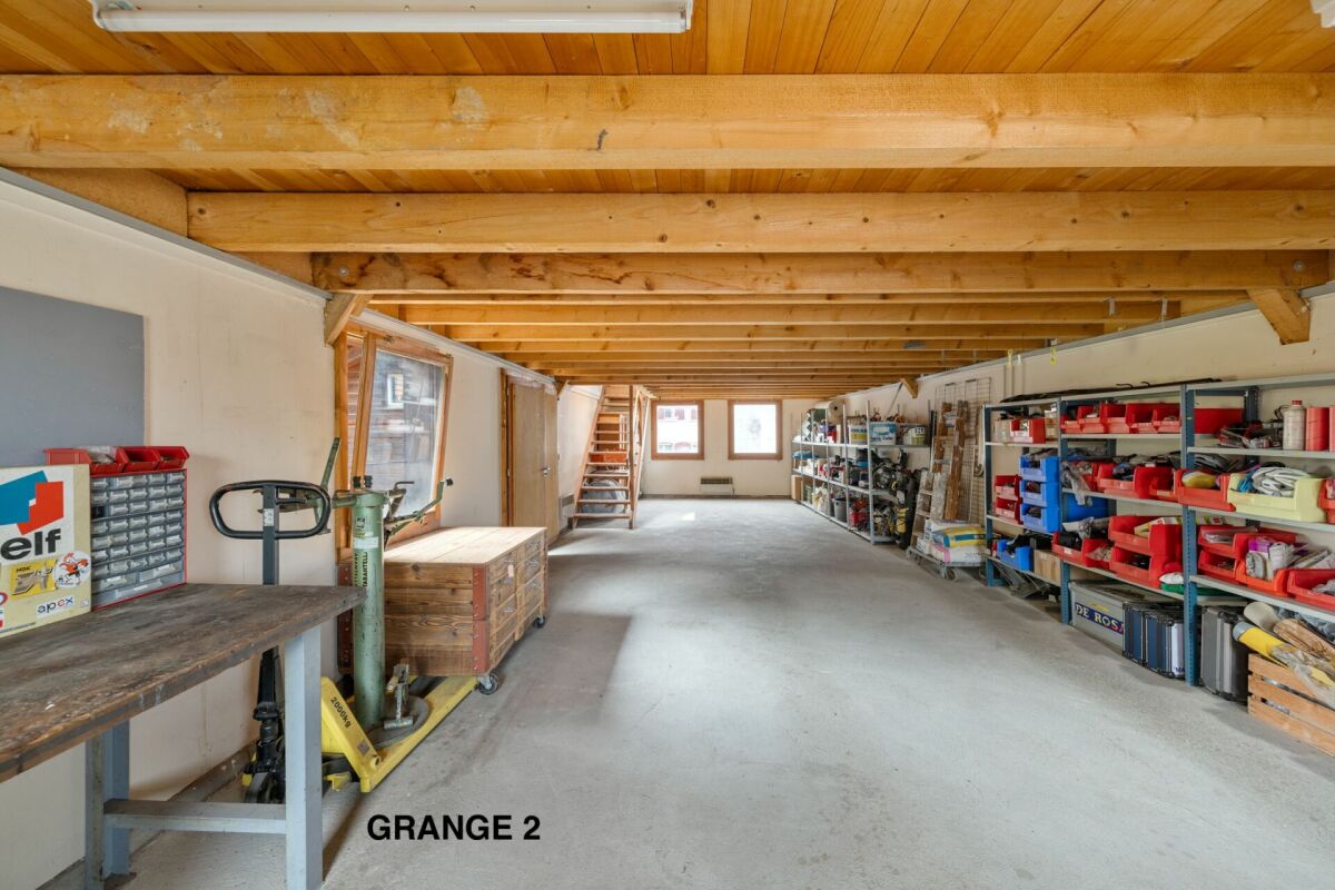Corps de ferme de 820 m² comprenant 3 appartements et 2 granges partiellement rénovées, à 8 km d'Avenches et à 25 km de Neuchâtel et Fribourg. copie