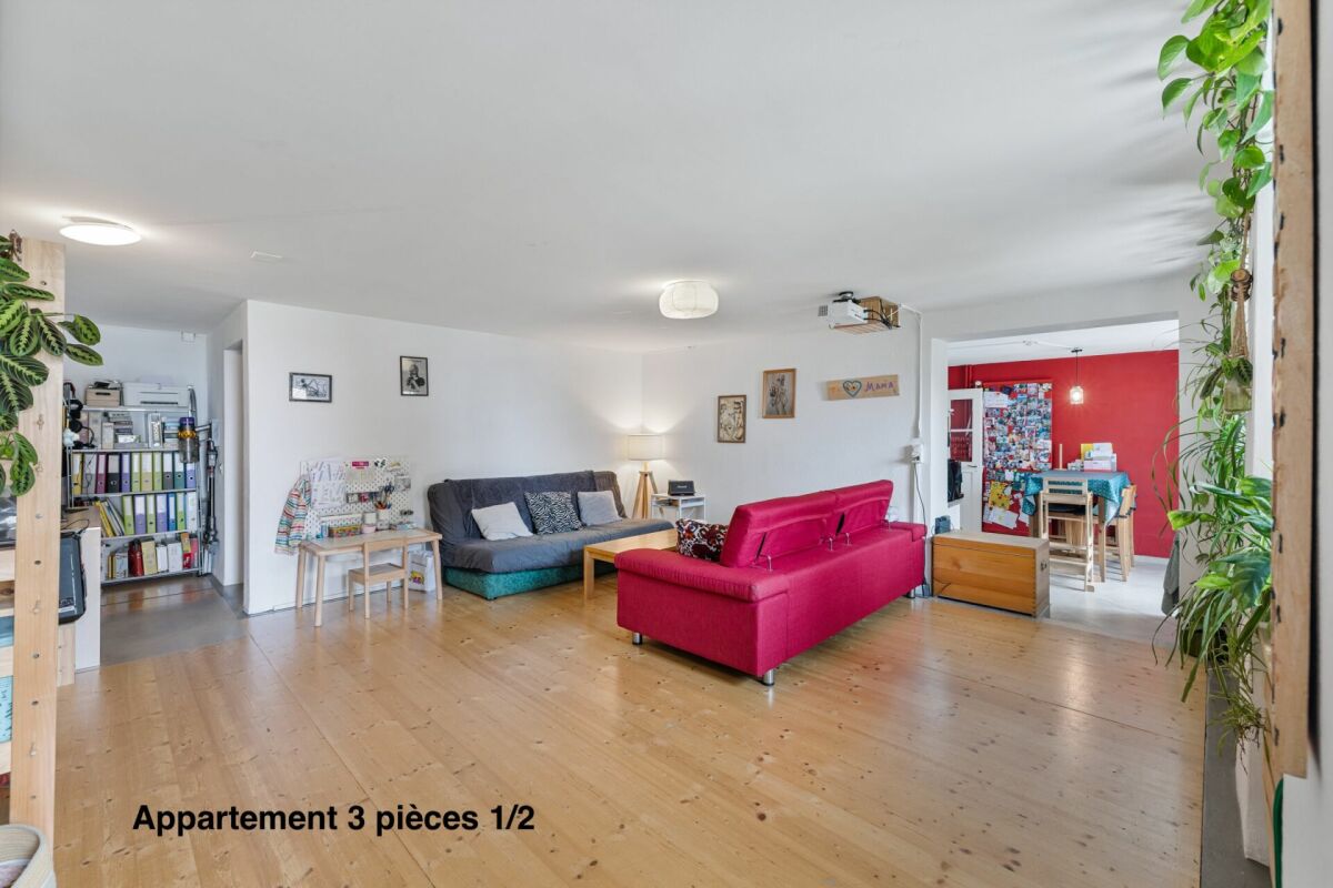 Corps de ferme de 820 m² comprenant 3 appartements et 2 granges partiellement rénovées, à 8 km d'Avenches et à 25 km de Neuchâtel et Fribourg. copie