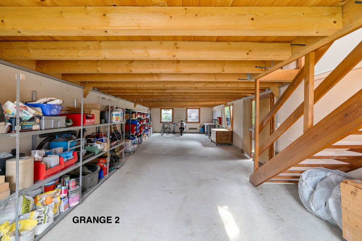 Corps de ferme de 820 m² comprenant 3 appartements et 2 granges partiellement rénovées, à 8 km d'Avenches et à 25 km de Neuchâtel et Fribourg. copie