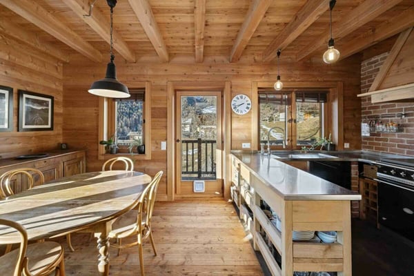 Un chalet d'exception en résidence secondaire, accessible aux acheteurs étrangers, à deux pas du centre du village d'Evolène. 8