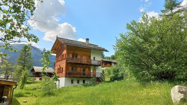 Un chalet d'exception en résidence secondaire, accessible aux acheteurs étrangers, à deux pas du centre du village d'Evolène. 28