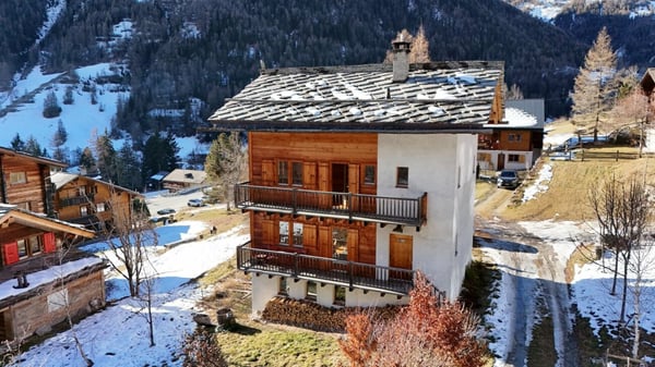 Un chalet d'exception en résidence secondaire, accessible aux acheteurs étrangers, à deux pas du centre du village d'Evolène. 1